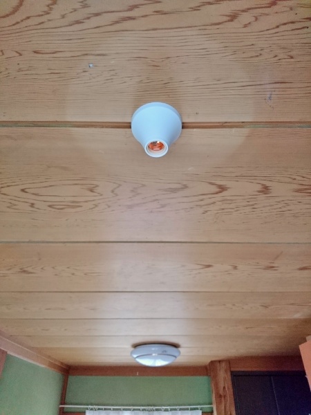 オーム電機製の角型引掛ランプソケットカバーセットを天井に設置