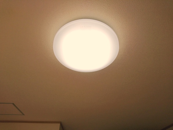 LEDシーリングライトHLDC08208の電球色の点灯の様子