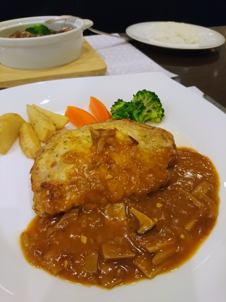 弘前市のホテルニューキャッスル1階のブラッスリールキャッスルで夕食に食べた青森県産ガーリック豚スタッフドポーク