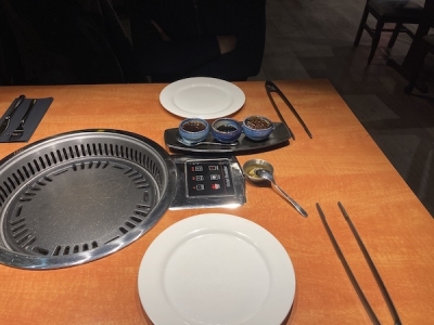 テーブルに焼肉用のコンロが付いている。