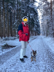 チョコタン冬コートを着てお散歩。