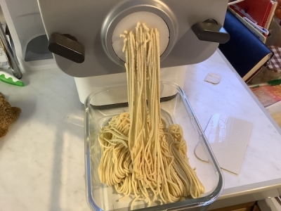 今日はスパゲティ解禁にしました。 スパゲティはもちろんヌードルメーカーでの手作りです。