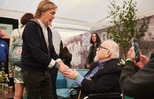 2022.6.25 Glastonbury Festival - Sir Peter Blake, who designed the cover for The Beatles' Sgt Pepper's Lonely Hearts Club Band, caught up with his old friend